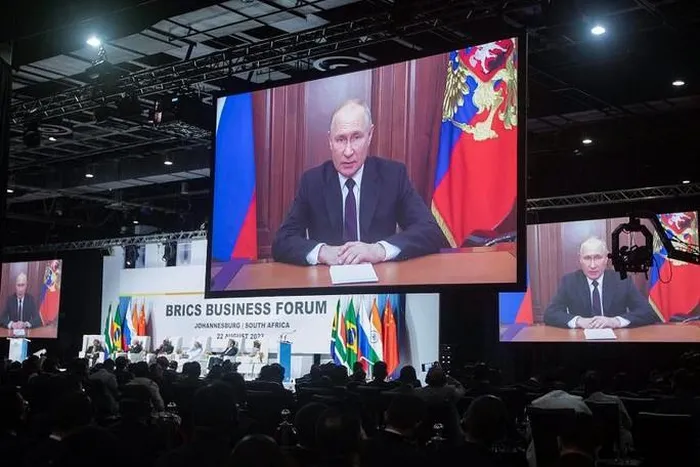 Tổng thống Putin: BRICS sẽ hùng mạnh hơn G7 và phi đô la hóa là không thể đảo ngược