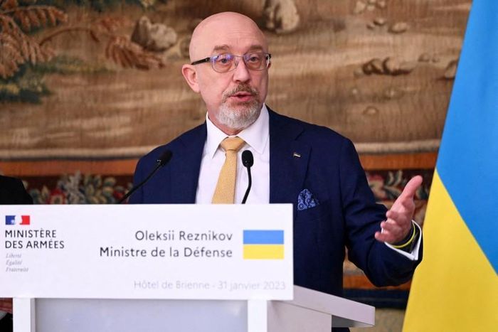 Bộ trưởng Quốc phòng Ukraine tuyên bố đang chờ lệnh phản công