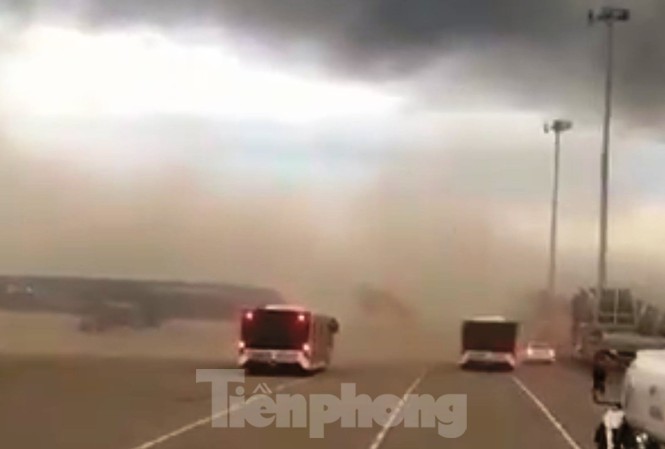 Hãi hùng hình ảnh bão bụi bao trùm sân bay Phú Bài như 'ngày tận thế'