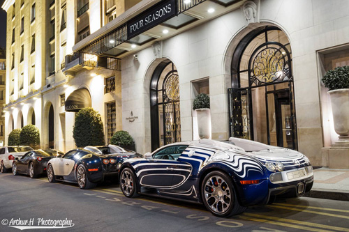 Siêu xe Bugatti Veyron bản gốm sứ trên đường phố Paris