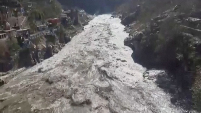 Sông băng Himalaya vỡ xuống đập Ấn Độ, hơn 100 người có thể đã chết