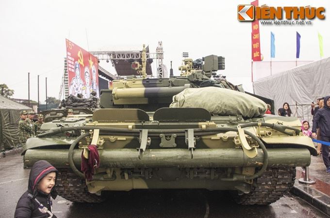 Vì sao xe tăng chủ lực T-90 Việt Nam lại gài một thanh gỗ lớn phía sau?