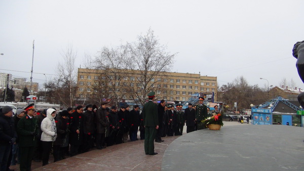 Dâng hoa tượng Bác Hồ và đặt hoa tại quảng trường Lê Duẩn ở thủ đô Moskva chào mừng ngày thành lập Đảng (3/2/2014)
