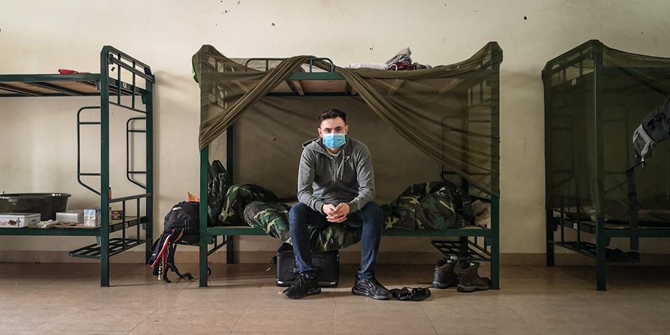 Ảnh: Một công dân bay từ Anh sang Việt Nam được cách ly tập thể trong khu vực doanh trại quân đội