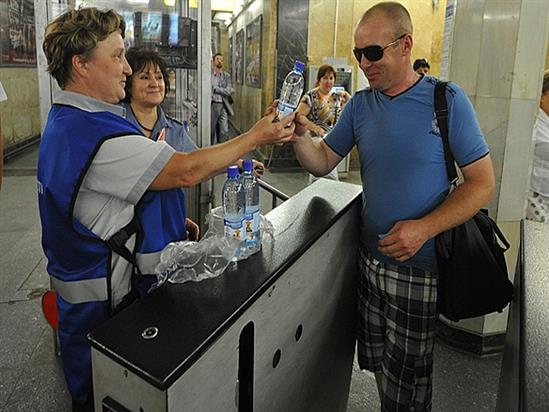 Moskva sắp nóng 30 độ C, hành khách tàu điện ngầm sẽ được phát nước uống