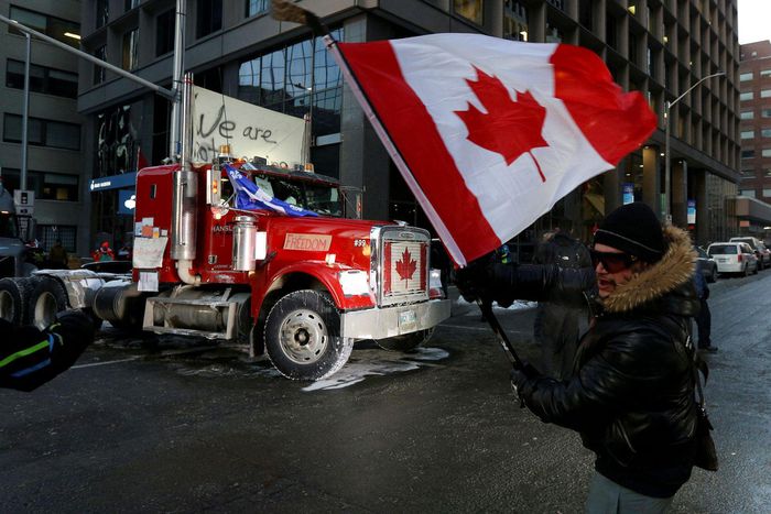 Làn sóng biểu tình lan rộng, thủ đô Canada ban bố tình trạng khẩn cấp
