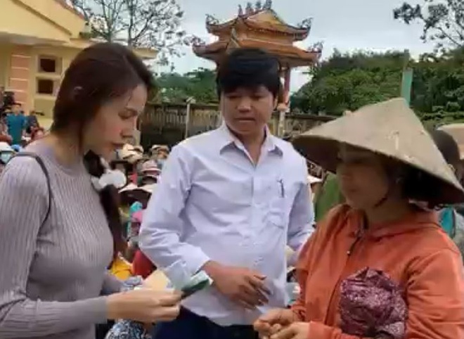 Cán bộ thôn ở Quảng Bình trả lại 400 triệu đồng Thủy Tiên trao cho dân