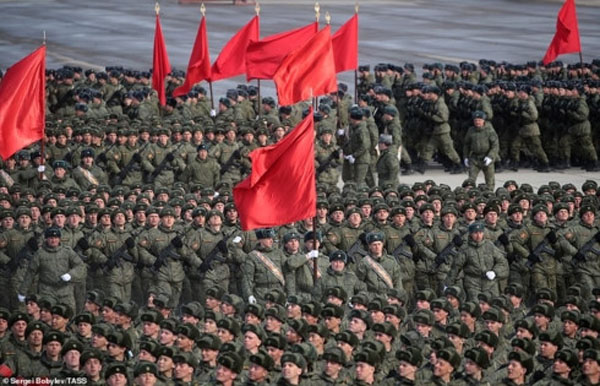 Cận cảnh binh sĩ và vũ khí Nga diễn tập duyệt binh Ngày Chiến thắng