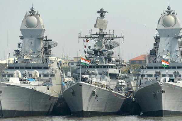 Căng với Pakistan, các tàu chiến Ấn Độ nhận lệnh báo động đỏ