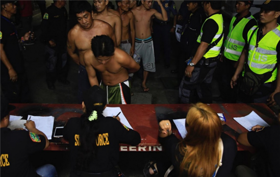 Sợ bị bắn chết, 27 thị trưởng Philippines đầu thú