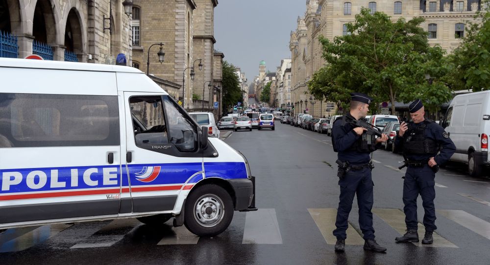 Cảnh sát rởm ở Pháp phạt người Trung Quốc đeo khẩu trang
