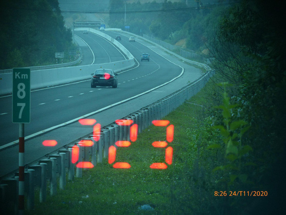 Chạy xe BMW tốc độ 223km/h trên cao tốc vì 'vội đi ăn cưới và thấy đường đẹp'