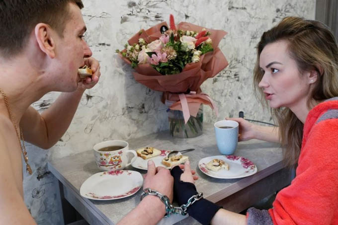 Cặp đôi Ukraine còng tay nhau trong suốt cả 3 tháng liên tục để hàn gắn tình cảm