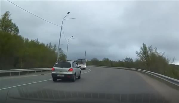 Đang đi trên đường, SUV bỗng nhiên lao đầu vào xe buýt