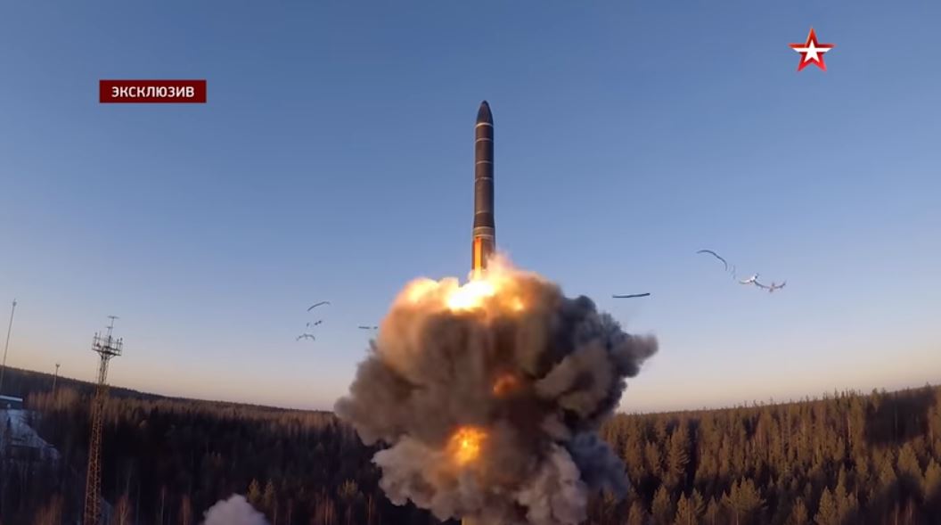 Cận cảnh vụ phóng ICBM Yars uy lực của Nga qua nhiều góc máy