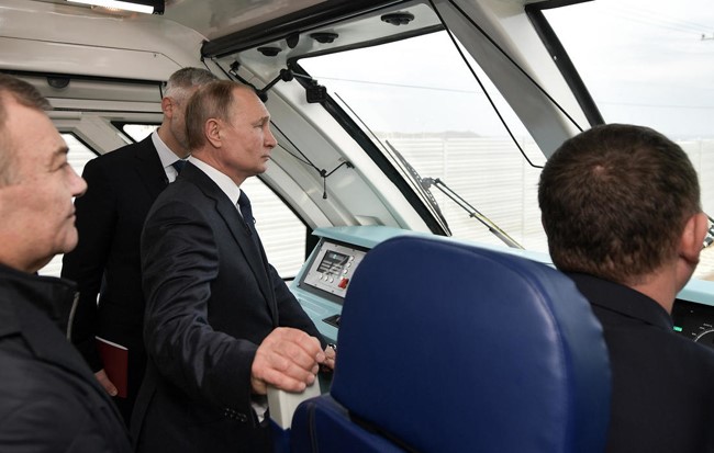 Tổng thống Putin là hành khách đầu tiên trên chuyến tàu nối Crimea với lục địa Nga