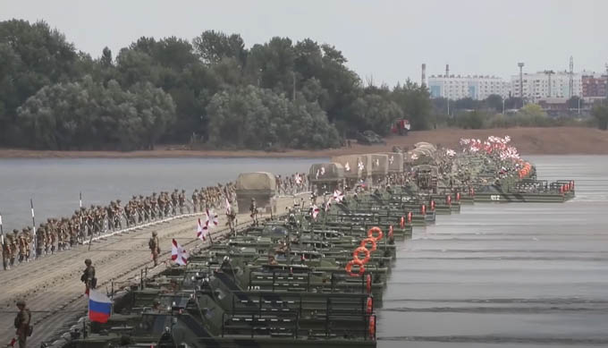 Quân đội Nga lần đầu ráp cầu nổi vượt sông dài hơn 1300m