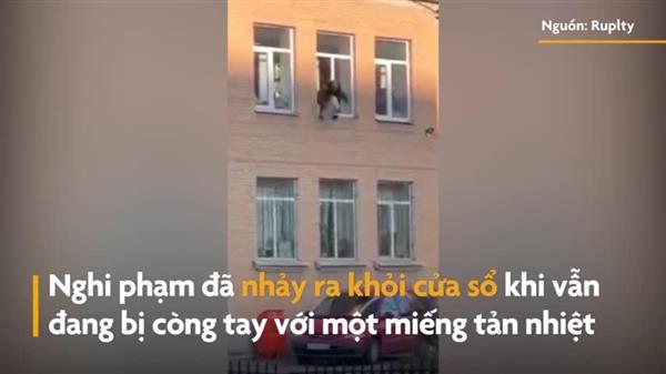 Nghi phạm nhảy khỏi cửa sổ khi đang bị còng tay tại Nga