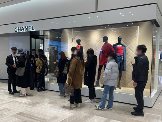 Vì sao người Hàn xếp hàng thâu đêm để mua túi Chanel