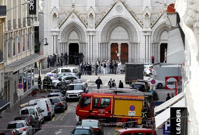 Một người bị chặt đầu trong Nhà thờ Đức Bà ở Pháp