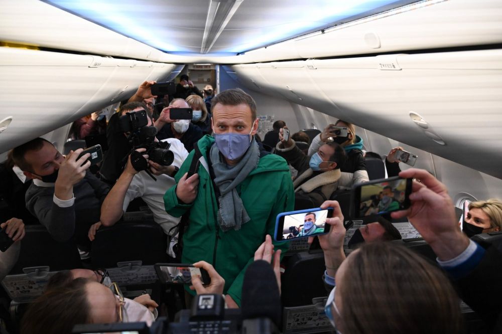 Vừa về tới sân bay, nhân vật đối lập Navalny lập tức bị cảnh sát Nga ''sờ gáy'', Mỹ-châu Âu bùng nổ
