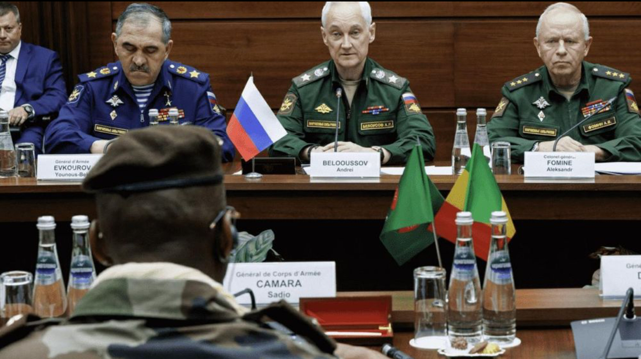 Quay lưng với phương Tây, ba nước Tây phi thảo luận hợp tác quốc phòng với Nga