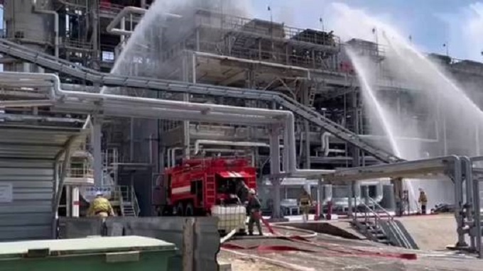 Nhà máy lọc dầu Nga bốc cháy dữ dội nghi do bị máy bay không người lái tấn công