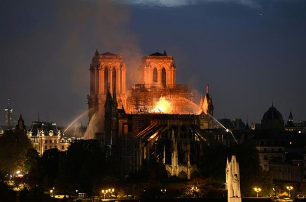 Tổng thống Putin đề nghị gửi chuyên gia hàng đầu hỗ trợ Pháp tái thiết Nhà thờ Đức Bà Paris