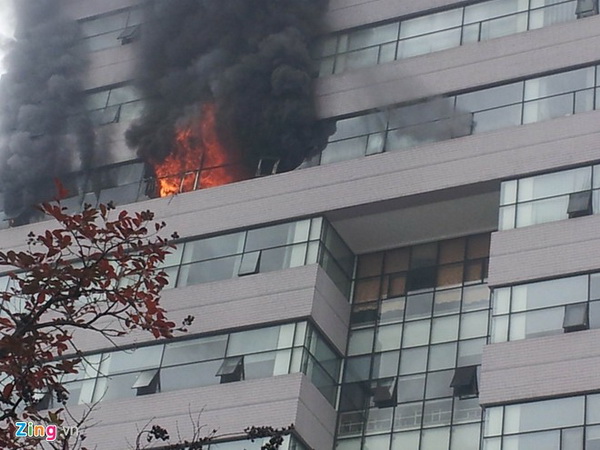 Cháy dữ dội tại đại học Ngoại thương khi sinh viên đang thi