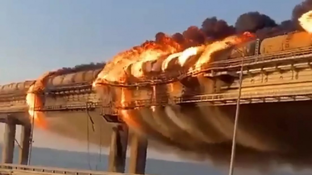 Cháy lớn trên cầu Kerch ở Crimea