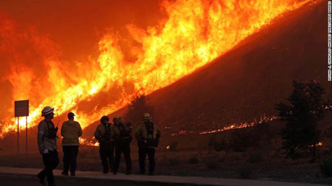 Cháy rừng kinh hoàng ở Nam California, Mỹ, gần 70.000 người phải sơ tán khẩn cấp