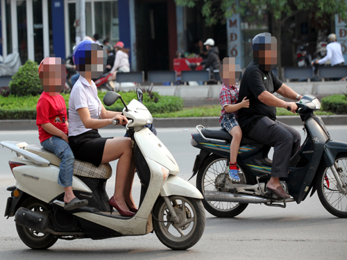 Đùn đẩy vụ ‘ngực lép không được lái xe’