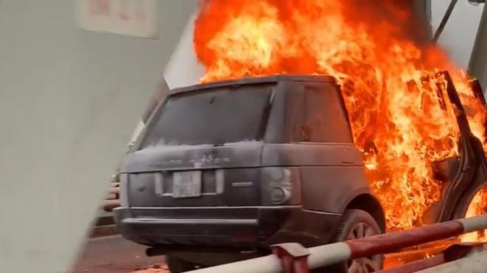 Video nóng: Cháy xe sang Range Rover ở cầu Chương Dương, kẹt xe nghiêm trọng