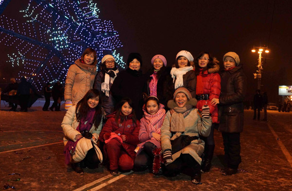 Chị em Hội PQPN thuộc ĐSQ VN tại LB Nga và những khoảnh khắc đầu tiên của năm mới 2013.