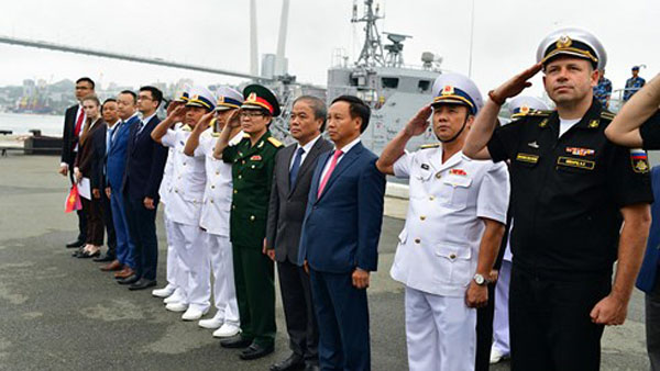 Video: Chiến hạm Quang Trung của Hải quân Việt Nam cập cảng Vladivostok, thăm Nga