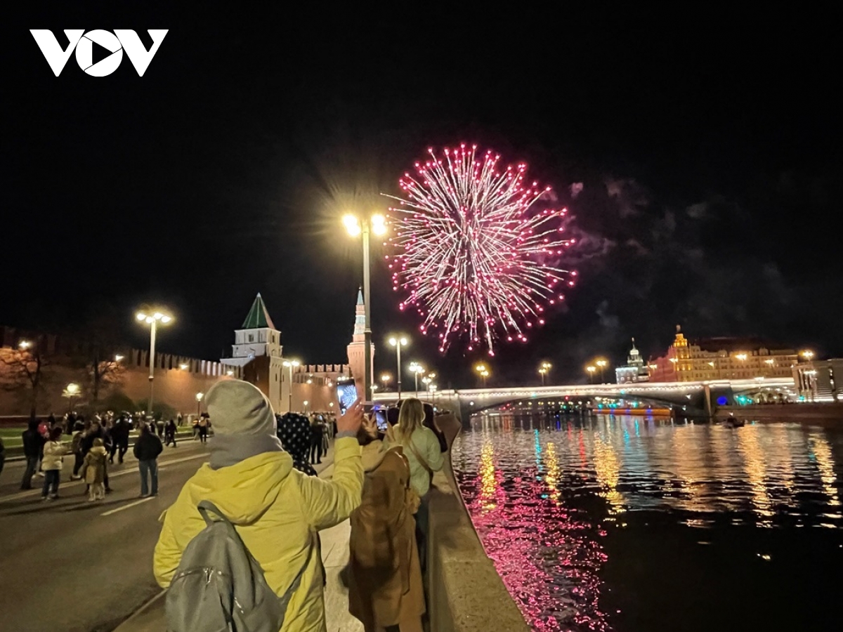 Pháo hoa rực rỡ trong Ngày Chiến thắng ở thủ đô Moscow