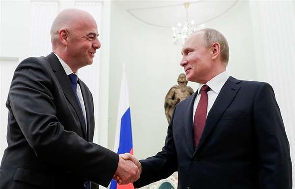 Chủ tịch FIFA đến Nga nhận huy chương Hữu nghị