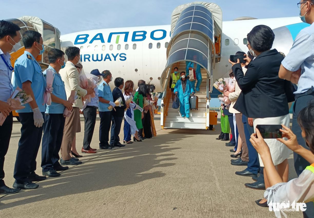 Chuyến bay đưa khách quốc tế có 'hộ chiếu vắc xin' đầu tiên đến Khánh Hòa