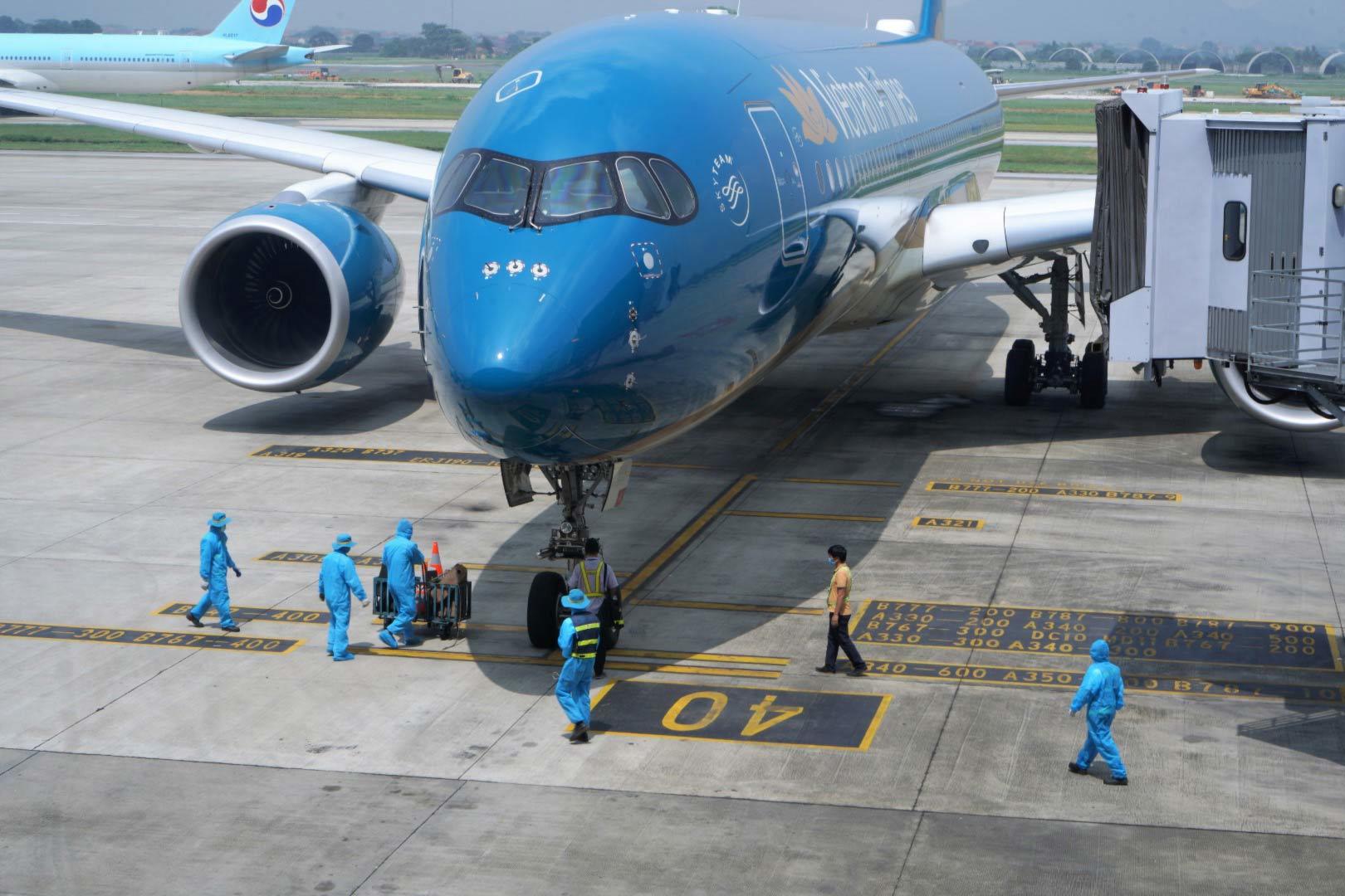 Chuyến bay thương mại quốc tế đầu tiên đưa hơn 100 hành khách về Việt Nam