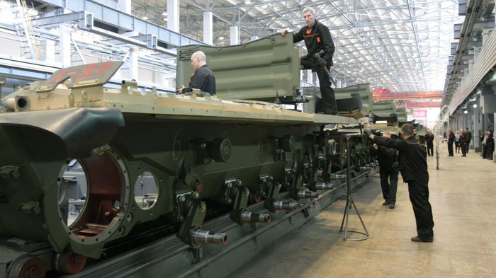 Các nhà sản xuất vũ khí Nga ''bật chế độ'' làm việc 6 ngày/tuần, một ca 12 tiếng