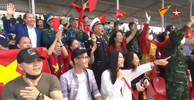 Hình ảnh ấn tượng của cổ động viên Việt Nam ở trận chung kết 'Xe tăng hành tiến'