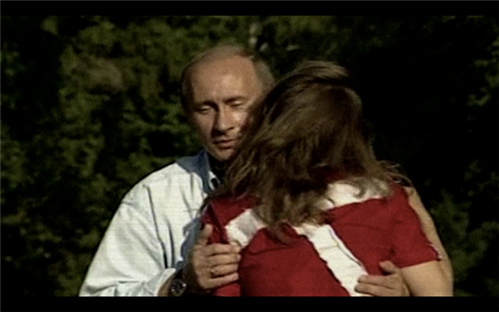 Cô gái trẻ và câu chuyện giáo dục chủ nghĩa yêu nước Nga