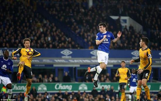 Everton 2-1 Arsenal: Pháo thủ tự bắn vào chân