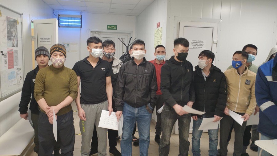 Nhà máy chế biến thịt Veliky Luki tỉnh Pskov tổ chức tiêm vaccine Covid-19 cho công nhân Việt Nam