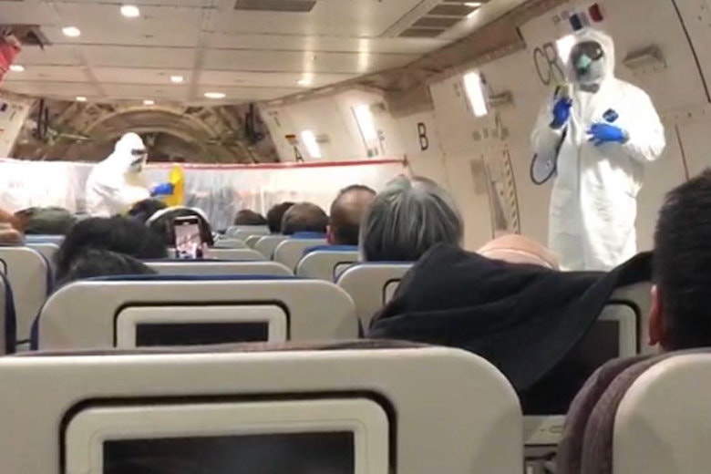 Bên trong chuyến bay đưa 195 công dân Mỹ khỏi tâm bão virus corona