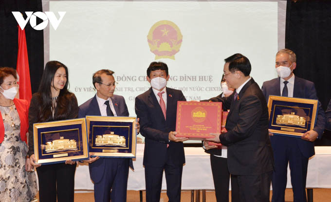 Chủ tịch Quốc hội gặp đại diện cộng đồng người Việt Nam tại 6 nước Trung Đông Âu