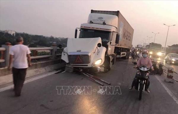 Xe container mất lái trên cầu Thanh Trì, hàng loạt xe máy bị tông xuống sông Hồng