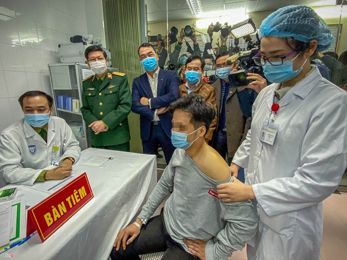 3 người Việt Nam đầu tiên được tiêm vaccine Covid-19 liều cao nhất