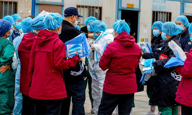 Trung Quốc điều chỉnh số người chết vì Covid-19, gần 2.000 bác sĩ nhiễm