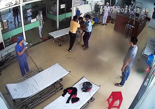 Bệnh nhân đấm vào mặt bác sĩ khi được nhắc đeo khẩu trang phòng dịch Covid-19